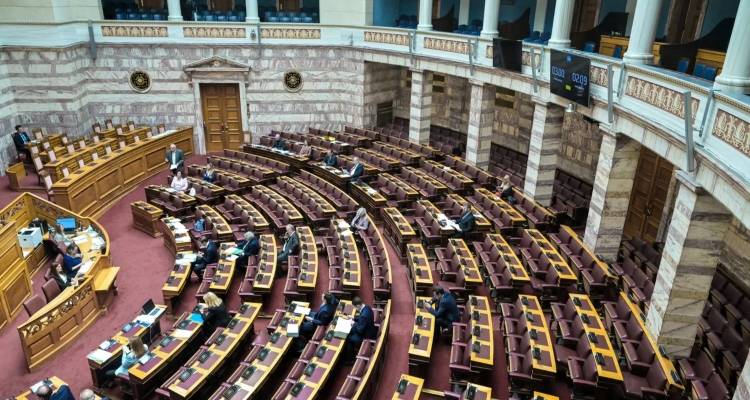 Κυβέρνηση: Εργαλειοποίηση της τραγωδίας των Τεμπών, σχολιάζει, για την ετερόκλητη συμμαχία Πλεύσης, Λύσης, Νίκης, Κασσελάκη