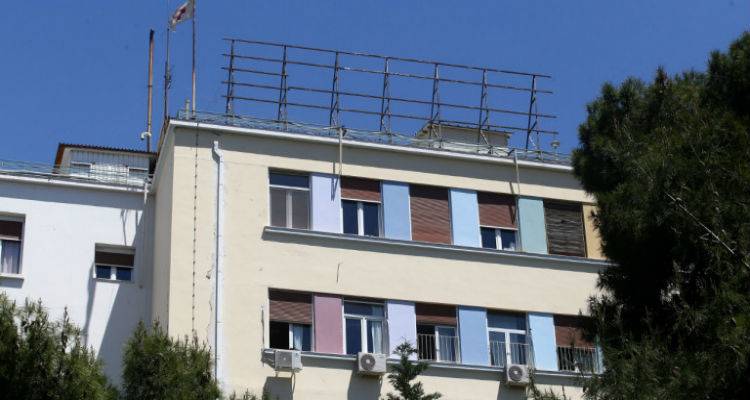 &Sigma;&upsilon;&gamma;&kappa;&lambda;&omicron;&nu;ί&zeta;&epsilon;&iota; &eta; &mu;&eta;&tau;έ&rho;&alpha; &tau;&eta;&sigmaf; 8&chi;&rho;&omicron;&nu;&eta;&sigmaf; &pi;&omicron;&upsilon; &chi;&tau;&upsilon;&pi;ή&theta;&eta;&kappa;&epsilon; &alpha;&pi;ό &alpha;&delta;έ&sigma;&pi;&omicron;&tau;&eta; &sigma;&phi;&alpha;ί&rho;&alpha; | &laquo;&Xi;&alpha;&phi;&nu;&iota;&kappa;ά έ&chi;&omega; έ&nu;&alpha; &pi;&alpha;&iota;&delta;ί &phi;&upsilon;&tau;ό&raquo;