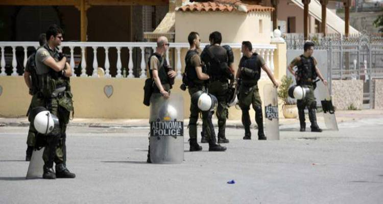 &Mu;&epsilon;&nu;ί&delta;&iota;: &Psi;ά&chi;&nu;&omicron;&upsilon;&nu; &tau;&omicron;&nu; &pi;&iota;&sigma;&tau;&omicron;&lambda;έ&rho;&omicron; &pi;&omicron;&upsilon; &sigma;&kappa;ό&tau;&omega;&sigma;&epsilon; &tau;&omicron;&nu; 11&chi;&rho;&omicron;&nu;&omicron; | &Tau;&omicron; &gamma;&lambda;έ&nu;&tau;&iota; &tau;&eta;&sigmaf; &nu;&tau;&rho;&omicron;&pi;ή&sigmaf;