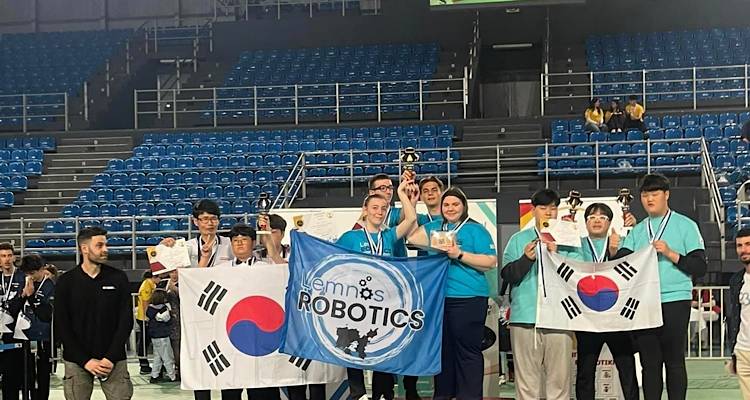 Έκσταση: Στο ψηλότερο βάθρο η ομάδα Ρομποτικής Λήμνου πάνω από τα μεγαθήρια της Ν. Κορέας (video)