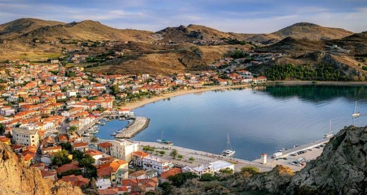 &Eta; &Lambda;ή&mu;&nu;&omicron;&sigmaf; &sigma;&tau;&omicron; &epsilon;&pi;ί&kappa;&epsilon;&nu;&tau;&rho;&omicron;: &Gamma;&iota;&alpha;&tau;ί &tau;&omicron; &laquo;understated&raquo; &delta;&iota;&alpha;&mu;ά&nu;&tau;&iota; &tau;&omicron;&upsilon; &Alpha;&iota;&gamma;&alpha;ί&omicron;&upsilon; &gamma;ί&nu;&epsilon;&tau;&alpha;&iota; viral &phi;έ&tau;&omicron;&sigmaf; &tau;&omicron; &kappa;&alpha;&lambda;&omicron;&kappa;&alpha;ί&rho;&iota;; | &Alpha;&phi;&iota;έ&rho;&omega;&mu;&alpha; &tau;&omicron;&upsilon; youweekly.gr