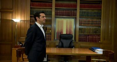 &Mu;&epsilon;&tau;ά &tau;&eta;&nu;... &epsilon;&pi;&iota;&tau;&upsilon;&chi;ί&alpha; &tau;&omicron;&upsilon; Eurogroup &omicron; &Tau;&sigma;ί&pi;&rho;&alpha;&sigmaf; &laquo;&delta;&iota;&alpha;&phi;&eta;&mu;ί&zeta;&epsilon;&iota;&raquo; &lambda;ύ&sigma;&eta; &tau;&omicron;&upsilon; &Kappa;&upsilon;&pi;&rho;&iota;&alpha;&kappa;&omicron;ύ &mu;έ&sigma;&omega; &Mu;έ&rho;&kappa;&epsilon;&lambda;