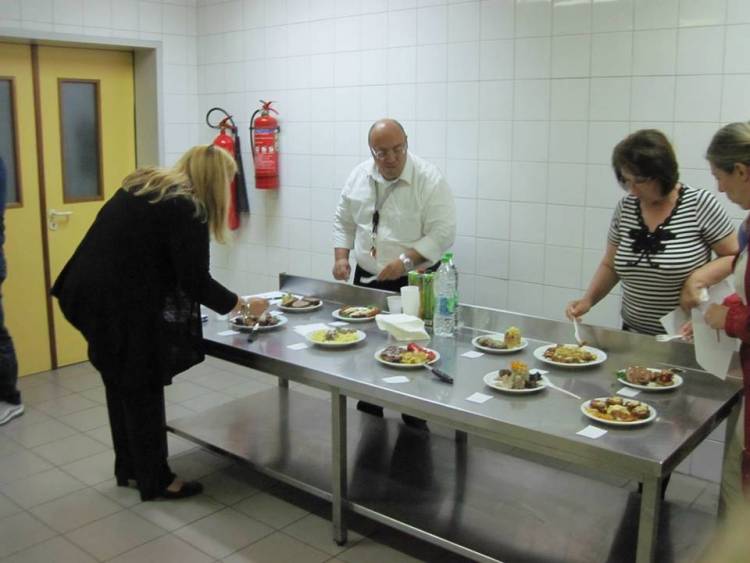 &Delta;&iota;&alpha;&gamma;&omega;&nu;&iota;&sigma;&mu;ό&sigmaf; &laquo;Master Chef&raquo; &alpha;&pi;ό &tau;&omicron; &Iota;&Epsilon;&Kappa; &Lambda;ή&mu;&nu;&omicron;&upsilon; (mp3 + photos)
