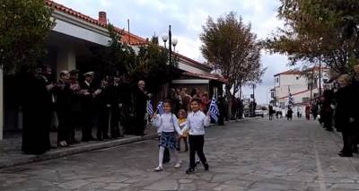 &Omicron; Ά&gamma;&iota;&omicron;&sigmaf; &Epsilon;&upsilon;&sigma;&tau;&rho;ά&tau;&iota;&omicron;&sigmaf; &tau;ί&mu;&eta;&sigma;&epsilon; &tau;&eta;&nu; 28&eta; &Omicron;&kappa;&tau;&omega;&beta;&rho;ί&omicron;&upsilon; (video)