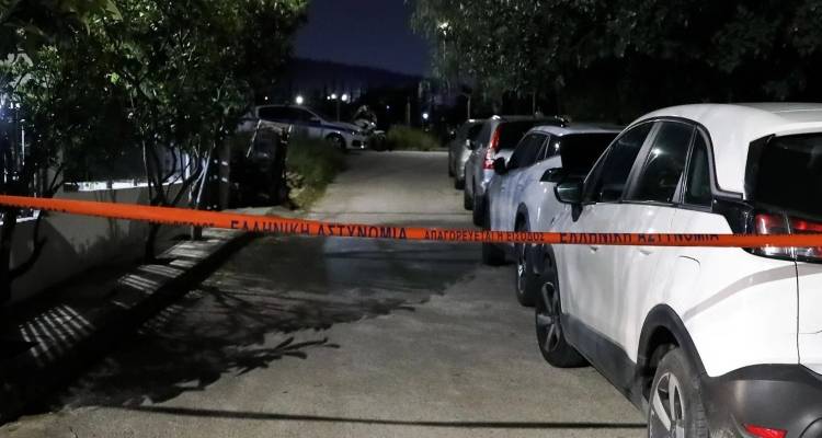 &Theta;&rho;ί&lambda;&epsilon;&rho; &sigma;&tau;&eta;&nu; &Pi;&alpha;&lambda;&lambda;ή&nu;&eta; &mu;&epsilon; &tau;&omicron;&nu; &nu;&epsilon;&kappa;&rho;ό &mu;&epsilon; tie wrap &sigma;&tau;o&nu; &lambda;&alpha;&iota;&mu;ό -&Epsilon;ί&chi;&epsilon; &alpha;&phi;ή&sigma;&epsilon;&iota; &sigma;&eta;&mu;&epsilon;ί&omega;&mu;&alpha;, &sigma;&epsilon; &pi;&omicron;&iota;&omicron;&upsilon;&sigmaf; &alpha;&pi;&epsilon;&upsilon;&theta;&upsilon;&nu;ό&tau;&alpha;&nu;, &tau;&iota; έ&gamma;&rho;&alpha;&phi;&epsilon;