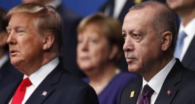 Bloomberg: &Omicron; &Epsilon;&rho;&nu;&tau;&omicron;&gamma;ά&nu; &pi;ά&epsilon;&iota; &sigma;&tau;&omicron;&nu; &Tau;&rho;&alpha;&mu;&pi; &mu;&epsilon; &lambda;ί&sigma;&tau;&alpha; &gamma;&iota;&alpha;... &psi;ώ&nu;&iota;&alpha; 50 &delta;&iota;&sigma;. &delta;&omicron;&lambda;&alpha;&rho;ί&omega;&nu; -&Tau;&iota; &epsilon;&pi;&iota;&delta;&iota;ώ&kappa;&epsilon;&iota; &omicron; &Tau;&omicron;ύ&rho;&kappa;&omicron;&sigmaf; &pi;&rho;ό&epsilon;&delta;&rho;&omicron;&sigmaf;