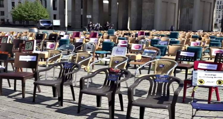 Λήμνος: Στρώνουν εκατοντάδες άδειες καρέκλες στο Μούδρο και περιμένουν...