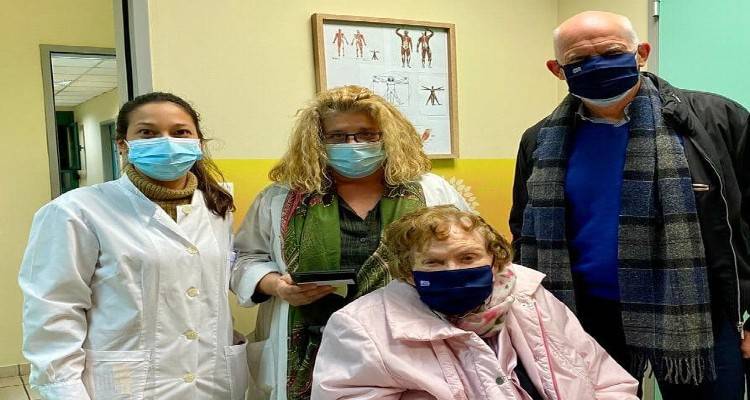 Εμβολιάστηκε η Μαργαρίτα Παπανδρέου | Τη συνόδευσε ο Γιώργος Παπανδρέου