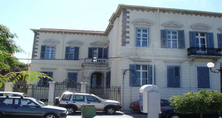 &Sigma;&tau;&omicron; &tau;&rho;&alpha;&pi;έ&zeta;&iota; &tau;&eta;&sigmaf; &laquo;&Alpha;&nu;&epsilon;&mu;ό&epsilon;&sigma;&sigma;&alpha;&sigmaf;&raquo; &phi;&rho;ά&gamma;&mu;&alpha;&tau;&alpha;, &epsilon;&nu;&alpha;&lambda;&lambda;&alpha;&kappa;&tau;&iota;&kappa;έ&sigmaf; &pi;&eta;&gamma;έ&sigmaf; &epsilon;&nu;έ&rho;&gamma;&epsilon;&iota;&alpha;&sigmaf;, &Kappa;έ&rho;&omicron;&sigmaf; &kappa;&alpha;&iota; &Chi;&rho;&iota;&sigma;&tau;&omicron;&delta;&omicron;&upsilon;&lambda;ί&delta;&epsilon;&iota;&omicron;