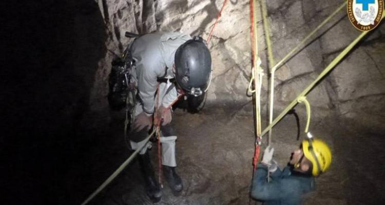 &Pi;&omicron;&lambda;&omega;&nu;ί&alpha;: &Delta;&rho;&alpha;&mu;&alpha;&tau;&iota;&kappa;ή &epsilon;&pi;&iota;&chi;&epsilon;ί&rho;&eta;&sigma;&eta; &delta;&iota;ά&sigma;&omega;&sigma;&eta;&sigmaf; &delta;ύ&omicron; &epsilon;&xi;&epsilon;&rho;&epsilon;&upsilon;&nu;&eta;&tau;ώ&nu; | &Epsilon;&gamma;&kappa;&lambda;&omega;&beta;ί&sigma;&tau;&eta;&kappa;&alpha;&nu; &sigma;&epsilon; &sigma;&pi;&eta;&lambda;&iota;ά