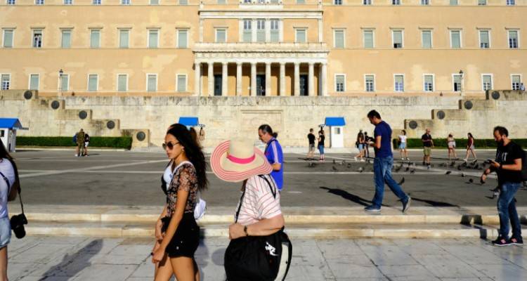 Φορολογικές στρεβλώσεις και επιβαρύνσεις «χτυπάνε» νοικοκυριά και επιχειρήσεις | Η Ελλάδα στον «πάτο» της Ευρώπης