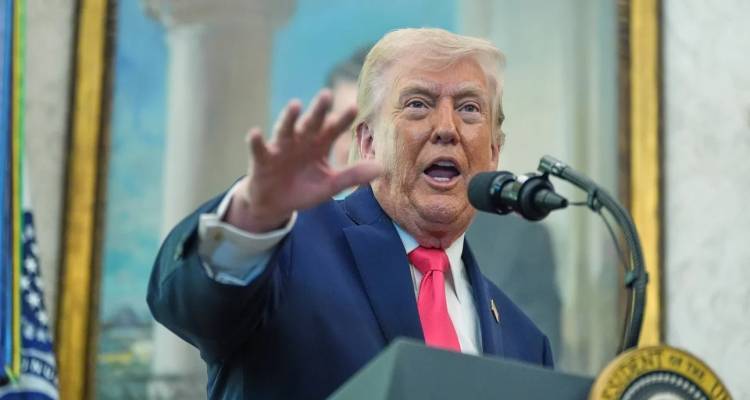 &Alpha;&nu;&alpha;&tau;&alpha;&rho;&alpha;&chi;ή &mu;&epsilon;&tau;ά &tau;&iota;&sigmaf; &alpha;&pi;&epsilon;&iota;&lambda;έ&sigmaf; &Tau;&rho;&alpha;&mu;&pi; &laquo;έ&nu;&alpha;&sigmaf; &pi;&omicron;&lambda;&iota;&tau;&iota;&sigma;&mu;ό&sigmaf; &theta;&alpha; &alpha;&phi;&alpha;&nu;&iota;&sigma;&tau;&epsilon;ί &alpha;&pi;ό&psi;&epsilon;&raquo;: &Kappa;&alpha;&lambda;&pi;ά&zeta;&epsilon;&iota; &tau;&omicron; &pi;&epsilon;&tau;&rho;έ&lambda;&alpha;&iota;&omicron;, &pi;έ&phi;&tau;&omicron;&upsilon;&nu; &omicron;&iota; &alpha;&gamma;&omicron;&rho;έ&sigmaf;