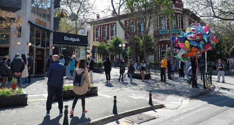 Προς άνοιγμα του λιανεμπορίου τη Δευτέρα, τουρισμός το Μάιο | Με όπλα τον εμβολιασμό και τα self test