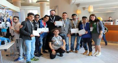 &Gamma;&iota;&alpha; &delta;&iota;&alpha;&kappa;&omicron;&pi;έ&sigmaf; &sigma;&tau;&eta; &Lambda;ή&mu;&nu;&omicron; &tau;&alpha; &pi;&alpha;&iota;&delta;&iota;ά &tau;&omicron;&upsilon; &laquo;&Phi;ά&rho;&omicron;&upsilon; &tau;&omicron;&upsilon; &Kappa;ό&sigma;&mu;&omicron;&upsilon;&raquo; (audio)