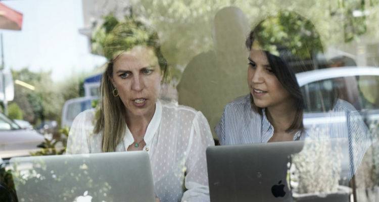 &laquo;&Eta; &mu;&epsilon;&gamma;ά&lambda;&eta; &mu;&pi;&lambda;ό&phi;&alpha;&raquo;: &Beta;&alpha;&rho;&beta;&iota;&tau;&sigma;&iota;ώ&tau;&eta; &kappa;&alpha;&iota; &Delta;&epsilon;&nu;&delta;&rho;&iota;&nu;&omicron;ύ &mu;&iota;&lambda;&omicron;ύ&nu; &sigma;&tau;&omicron; iefimerida &gamma;&iota;&alpha; &tau;&omicron; best seller &tau;&omicron;&upsilon; &kappa;&alpha;&lambda;&omicron;&kappa;&alpha;&iota;&rho;&iota;&omicron;ύ | &Pi;ώ&sigmaf; &beta;&rho;ή&kappa;&alpha;&nu; &tau;&omicron; &sigma;&chi;έ&delta;&iota;&omicron; &gamma;&iota;&alpha; &tau;&omicron; Grexit