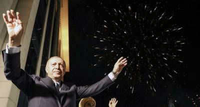&Mu;&epsilon; &lambda;&upsilon;&mu;έ&nu;&alpha; &tau;&alpha; &chi;έ&rho;&iota;&alpha; &omicron; &Epsilon;&rho;&nu;&tau;&omicron;&gamma;ά&nu; &mu;&epsilon;&tau;ά &tau;&omicron; &delta;&iota;&pi;&lambda;ό &theta;&rho;ί&alpha;&mu;&beta;&omicron;: &Tau;&omicron;&nu; &sigma;&tau;ή&rho;&iota;&xi;&alpha;&nu; &omicron;&iota; 18&alpha;&rho;&eta;&delta;&epsilon;&sigmaf; &kappa;&alpha;&iota; &omicron;&iota; &Tau;&omicron;ύ&rho;&kappa;&omicron;&iota; &tau;&eta;&sigmaf; &Epsilon;&upsilon;&rho;ώ&pi;&eta;&sigmaf;