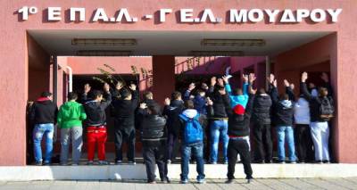 &Tau;&omicron; &upsilon;&pi;&omicron;&upsilon;&rho;&gamma;&epsilon;ί&omicron; &Pi;&alpha;&iota;&delta;&epsilon;ί&alpha;&sigmaf; &alpha;&lambda;&lambda;ά&zeta;&epsilon;&iota; &kappa;&alpha;&iota; &tau;&eta;&nu; &delta;&iota;&delta;&alpha;&sigma;&kappa;&alpha;&lambda;ί&alpha; &xi;έ&nu;&omega;&nu; &gamma;&lambda;&omega;&sigma;&sigma;ώ&nu; &sigma;&tau;&alpha; &sigma;&chi;&omicron;&lambda;&epsilon;ί&alpha;