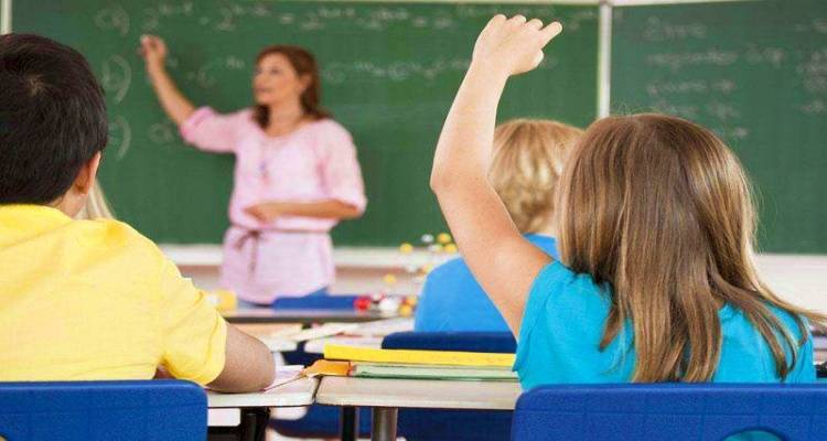 &Sigma;&tau;&omicron; &epsilon;&pi;ί&kappa;&epsilon;&nu;&tau;&rho;&omicron; &omicron;&iota; &upsilon;&pi;&eta;&rho;&epsilon;&sigma;&iota;&alpha;&kappa;έ&sigmaf; &mu;&epsilon;&tau;&alpha;&beta;&omicron;&lambda;έ&sigmaf; &epsilon;&kappa;&pi;&alpha;&iota;&delta;&epsilon;&upsilon;&tau;&iota;&kappa;ώ&nu; &sigma;&epsilon; &Lambda;έ&sigma;&beta;&omicron; &kappa;&alpha;&iota; &Lambda;ή&mu;&nu;&omicron;