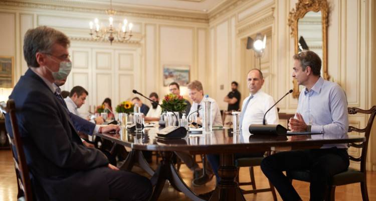 Κωδικός «αφύπνιση» για τον κορωνοϊό: Σύσκεψη σήμερα στο Μαξίμου, πιθανό νέο μήνυμα Μητσοτάκη στους πολίτες