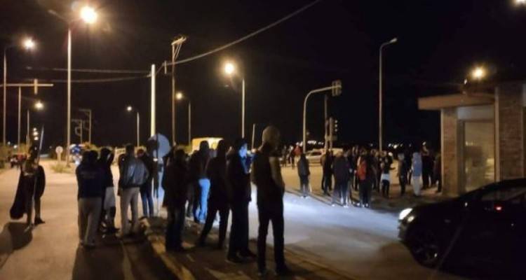 Νάουσα: Περιπολία κατοίκων που αντιδρούν στη φιλοξενία μεταναστών [βίντεο]