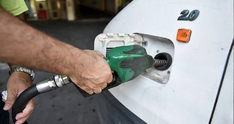 Καύσιμα: Εκτός ελέγχου οι αυξήσεις στη βενζίνη | Σκέψεις για επέκταση του fuel pass