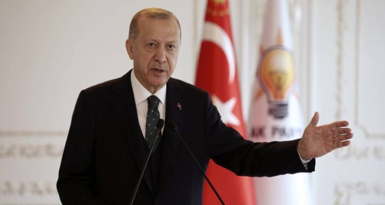 Εκθετος στην τουρκική Βουλή ο Ερντογάν: Δεν πήγαν στο στρατό οι γιοι του, καταγγέλλει η αντιπολίτευση