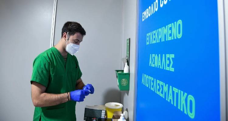 Υποχρεωτικοί εμβολιασμοί αλλιώς άδεια άνευ αποδοχών | Ποιους αφορά, οι 17 επαγγελματικοί χώροι