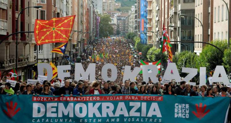 Καταλονία: Το 90% είπε «ναι» στην ανεξαρτησία - Ραχόι: Δεν έγινε κανένα δημοψήφισμα