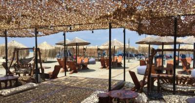 Εκτεταμένοι έλεγχοι της ΑΑΔΕ σε ξενοδοχεία, ταβέρνες και παραλίες | Βαριές «καμπάνες» για τους παραβάτες