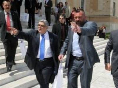 Κόλαση στη Βουλή: Είστε όλοι Μασόνοι φωνάζουν οι Χρυσαυγίτες βουλευτές