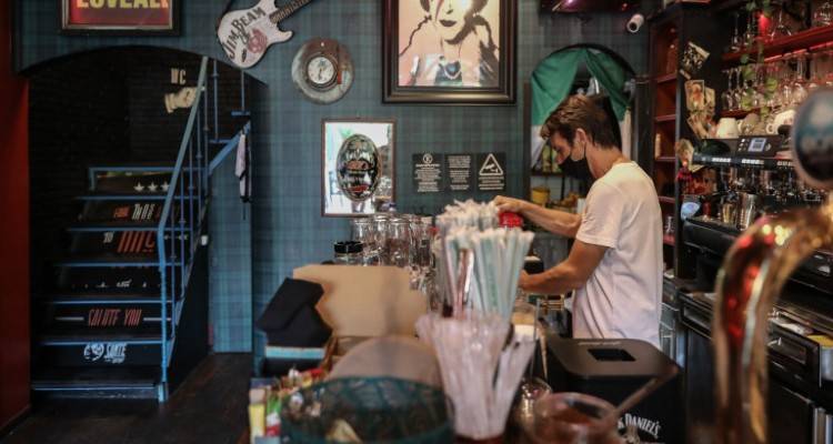 Κραυγή αγωνίας στην εστίαση: Στον αέρα 170.000 εργαζόμενοι, χάνονται πάνω από 2,5 δις ευρώ