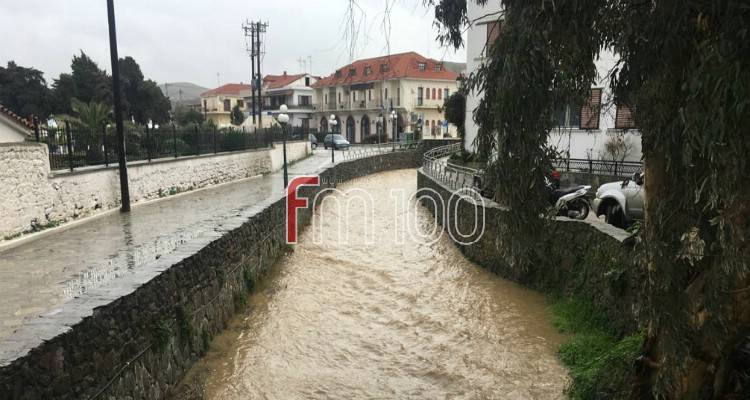 Λήμνος: «Φούσκωσε» το ποτάμι στη Μύρινα από τις ισχυρές καταιγίδες | Πλημμύρισαν δρόμοι (photos &amp; video)