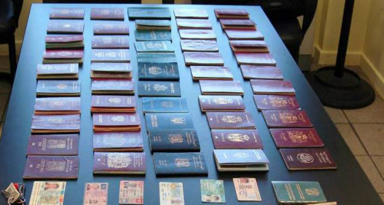 &Tau;&epsilon;&rho;ά&sigma;&tau;&iota;&omicron; &kappa;ύ&kappa;&lambda;&omega;&mu;&alpha; &pi;&lambda;&alpha;&sigma;&tau;ώ&nu; &epsilon;&gamma;&gamma;&rho;ά&phi;&omega;&nu; &eta; &alpha;&phi;&omicron;&rho;&mu;ή &gamma;&iota;&alpha; &tau;&eta;&nu; &laquo;&kappa;&alpha;&rho;&alpha;&nu;&tau;ί&nu;&alpha;&raquo; &sigma;&epsilon; &Epsilon;&lambda;&lambda;&eta;&nu;&epsilon;&sigmaf; &epsilon;&pi;&iota;&beta;ά&tau;&epsilon;&sigmaf; &sigma;&tau;&alpha; &gamma;&epsilon;&rho;&mu;&alpha;&nu;&iota;&kappa;ά &alpha;&epsilon;&rho;&omicron;&delta;&rho;ό&mu;&iota;&alpha;