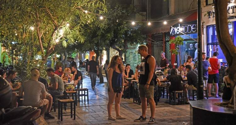 Κορωνοϊός: Επιστροφή στην κανονικότητα για τους εμβολιασμένους | Ποια μέτρα παραμένουν