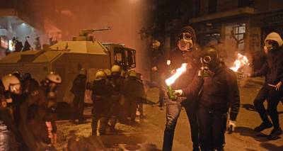 &Pi;&epsilon;&delta;ί&omicron; &mu;ά&chi;&eta;&sigmaf; &tau;&alpha; &Epsilon;&xi;ά&rho;&chi;&epsilon;&iota;&alpha; &kappa;&alpha;&iota; 3 &tau;&rho;&alpha;&upsilon;&mu;&alpha;&tau;ί&epsilon;&sigmaf; &sigma;&tau;&alpha; &epsilon;&pi;&epsilon;&iota;&sigma;ό&delta;&iota;&alpha; &mu;&epsilon;&tau;ά &tau;&eta; &sigma;&upsilon;&gamma;&kappa;έ&nu;&tau;&rho;&omega;&sigma;&eta; &gamma;&iota;&alpha; &tau;&omicron; &Gamma;&rho;&eta;&gamma;&omicron;&rho;ό&pi;&omicron;&upsilon;&lambda;&omicron;