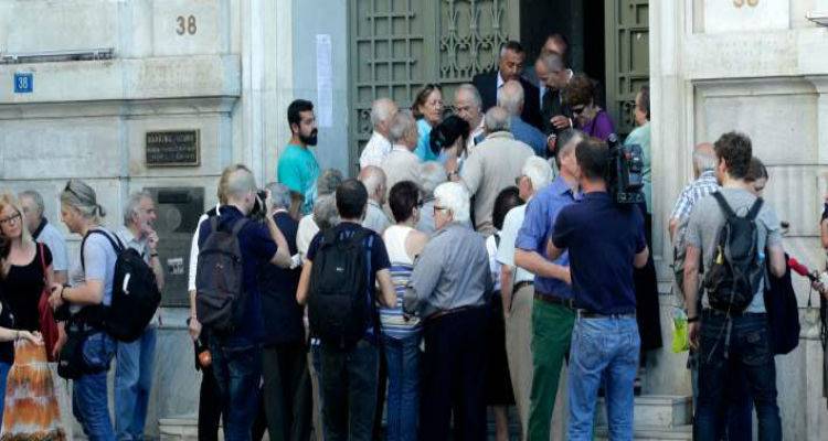 &Kappa;&rho;&upsilon;&phi;ό έ&lambda;&lambda;&epsilon;&iota;&mu;&mu;&alpha; 2,25 &delta;&iota;&sigma;. &sigma;&tau;&alpha; &Tau;&alpha;&mu;&epsilon;ί&alpha; &alpha;&pi;&epsilon;&iota;&lambda;&epsilon;ί &nu;&alpha; &laquo;&gamma;&kappa;&rho;&epsilon;&mu;ί&sigma;&epsilon;&iota;&raquo; &tau;&iota;&sigmaf; &sigma;&upsilon;&nu;&tau;ά&xi;&epsilon;&iota;&sigmaf;