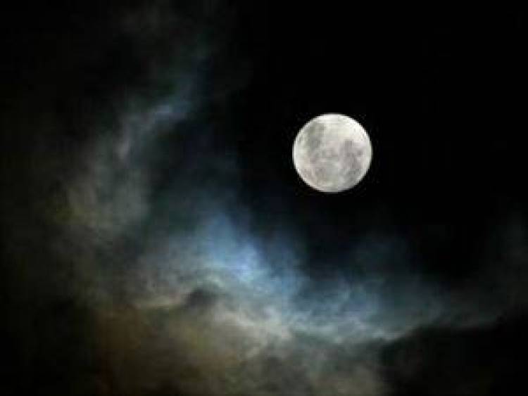 H &Sigma;&epsilon;&lambda;ή&nu;&eta; &epsilon;ί&nu;&alpha;&iota; 100 &epsilon;&kappa;&alpha;&tau;. &chi;&rho;ό&nu;&iota;&alpha;... &nu;&epsilon;ό&tau;&epsilon;&rho;&eta;