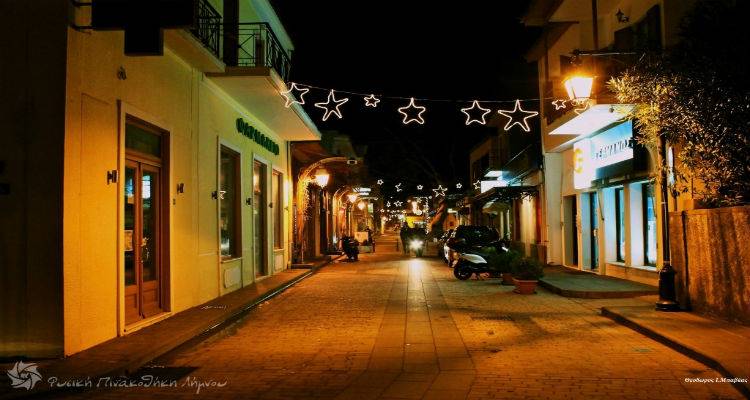 Σε ρυθμούς Χριστουγέννων τα καταστήματα στη Μύρινα