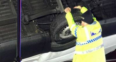 Ήρωας αστυνομικός συγκράτησε με τα χέρια του ένα βαν για να μην πέσει στο κενό από γέφυρα! [εικόνες]