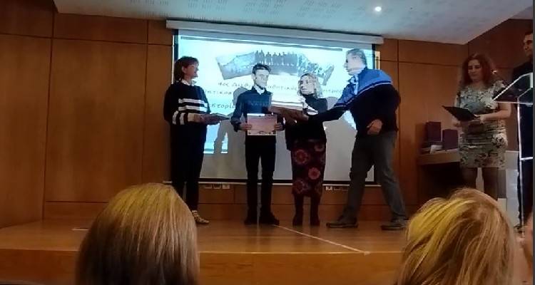 &laquo;&Tau;&omicron; &Gamma;&upsilon;&mu;&nu;ά&sigma;&iota;&omicron; &Lambda;&iota;&beta;&alpha;&delta;&omicron;&chi;&omega;&rho;ί&omicron;&upsilon; &pi;&alpha;&rho;έ&lambda;&alpha;&beta;&epsilon; &tau;&omicron; &chi;&rho;&iota;&sigma;&tau;&omicron;&upsilon;&gamma;&epsilon;&nu;&nu;&iota;ά&tau;&iota;&kappa;&omicron; &delta;ώ&rho;&omicron; &tau;&omicron;&upsilon;&raquo; | &Nu;έ&alpha; &beta;&rho;ά&beta;&epsilon;&upsilon;&sigma;&eta; &gamma;&iota;&alpha; &tau;&omicron; &sigma;&chi;&omicron;&lambda;&epsilon;ί&omicron;