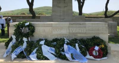 &Lambda;ή&mu;&nu;&omicron;&sigmaf;: &Mu;&epsilon; &epsilon;&xi;έ&chi;&omicron;&upsilon;&sigma;&epsilon;&sigmaf; &pi;&rho;&omicron;&sigma;&omega;&pi;&iota;&kappa;ό&tau;&eta;&tau;&epsilon;&sigmaf; &omicron;&iota; &phi;&epsilon;&tau;&iota;&nu;έ&sigmaf; &epsilon;&kappa;&delta;&eta;&lambda;ώ&sigma;&epsilon;&iota;&sigmaf; &tau;&iota;&mu;ή&sigmaf; &kappa;&alpha;&iota; &mu;&nu;ή&mu;&eta;&sigmaf; &gamma;&iota;&alpha; &tau;&omicron;&upsilon;&sigmaf; &pi;&epsilon;&sigma;ό&nu;&tau;&epsilon;&sigmaf; &sigma;&tau;&eta; &mu;ά&chi;&eta; &tau;&eta;&sigmaf; &Kappa;&alpha;&lambda;&lambda;ί&pi;&omicron;&lambda;&eta;&sigmaf;