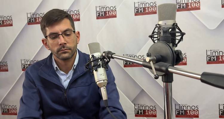 Ο Δήμαρχος Αγίου Ευστρατίου, Κώστας Σινάνης στο studio του FM100 σε μια συνέντευξη έφ’ όλης της ύλης!