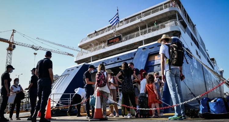 Πώς ταξιδεύουμε με πλοίο: Πόση ώρα νωρίτερα θα πρέπει να είναι οι ταξιδιώτες στο λιμάνι | Ποια έγγραφα απαιτούνται