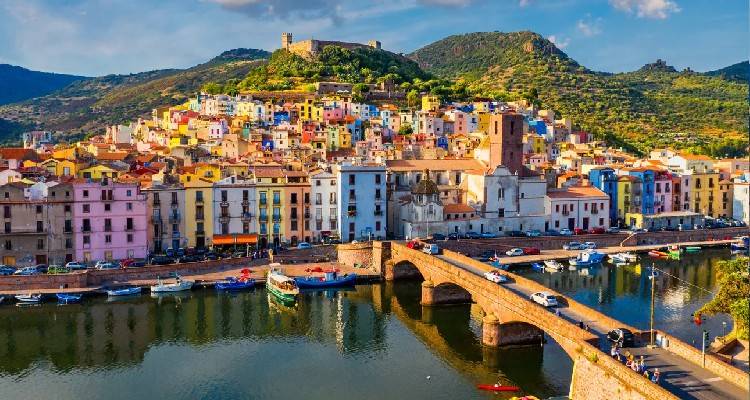 Με αυτό το δέλεαρ προσπαθεί να κερδίσει νέους μόνιμους κατοίκους η Σαρδηνία | Το φιλόδοξο πρόγραμμα