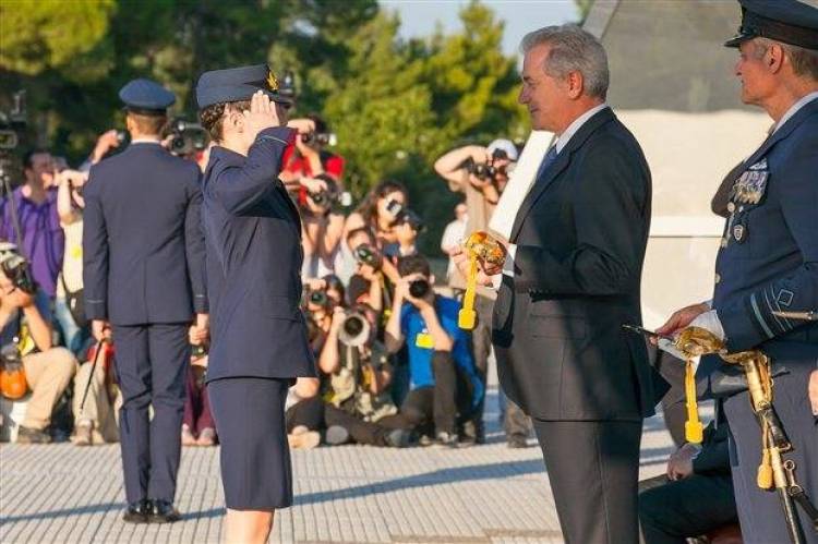 Τροπολογία Αβραμόπουλου για να «πετάει» ως υπουργός Άμυνας με το πρωθυπουργικό αεροσκάφος