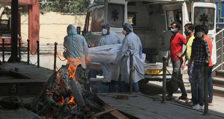 Ινδία: Γαλλία και ΗΠΑ στέλνουν άμεσα ιατρικό εξοπλισμό στην Ινδία