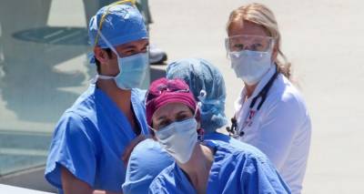 &Kappa;&omicron;&rho;&omega;&nu;&omicron;ϊό&sigmaf;: &Sigma;&chi;&epsilon;&delta;ό&nu; 250.000 &omicron;&iota; &nu;&epsilon;&kappa;&rho;&omicron;ί &pi;&alpha;&gamma;&kappa;&omicron;&sigma;&mu;ί&omega;&sigmaf; -&Xi;&epsilon;&pi;έ&rho;&alpha;&sigma;&alpha;&nu; &tau;&alpha; 3,5 &epsilon;&kappa;&alpha;&tau;&omicron;&mu;&mu;ύ&rho;&iota;&alpha; &tau;&alpha; &kappa;&rho;&omicron;ύ&sigma;&mu;&alpha;&tau;&alpha;