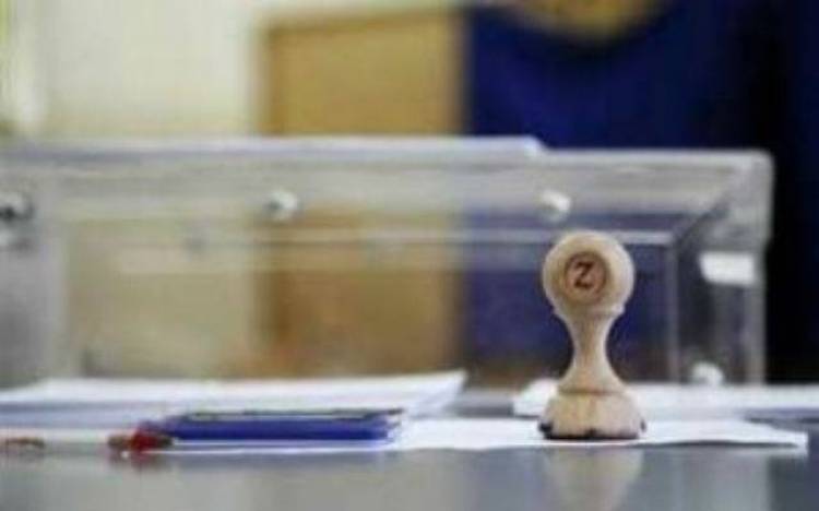 &Kappa;&alpha;&zeta;ά&nu;&iota; &pi;&omicron;&upsilon; &beta;&rho;ά&zeta;&epsilon;&iota; &eta; &pi;&omicron;&lambda;&iota;&tau;&iota;&kappa;ή &sigma;&kappa;&eta;&nu;ή &tau;&eta;&sigmaf; &Lambda;ή&mu;&nu;&omicron;&upsilon;