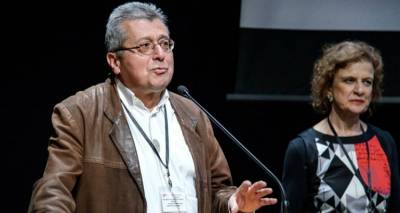 &Alpha;&nu;&tau;ώ&nu;&eta;&sigmaf; &Pi;&alpha;&pi;&alpha;&delta;ό&pi;&omicron;&upsilon;&lambda;&omicron;&sigmaf;: Έ&phi;&upsilon;&gamma;&epsilon; &alpha;&pi;ό &tau;&eta; &zeta;&omega;ή &omicron; &sigma;&kappa;&eta;&nu;&omicron;&theta;έ&tau;&eta;&sigmaf; &tau;&omicron;&upsilon; &beta;&rho;&alpha;&beta;&epsilon;&upsilon;&mu;έ&nu;&omicron;&upsilon; &nu;&tau;&omicron;&kappa;&iota;&mu;&alpha;&nu;&tau;έ&rho; &laquo;&Lambda;ή&mu;&nu;&omicron;&sigmaf;, &eta; &phi;&iota;&lambda;&tau;ά&tau;&eta;&raquo;