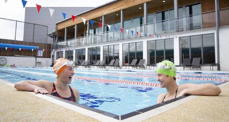 Βρετανία: Μερική άρση των περιοριστικών μέτρων για τον κορονοϊό